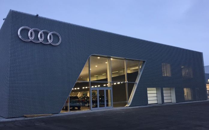Audi-Terminal mit Wabenfassade