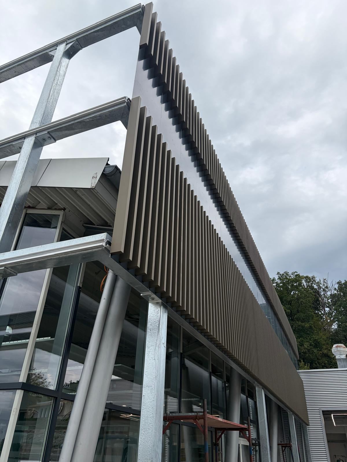 Lamellenfassade an Betriebshalle