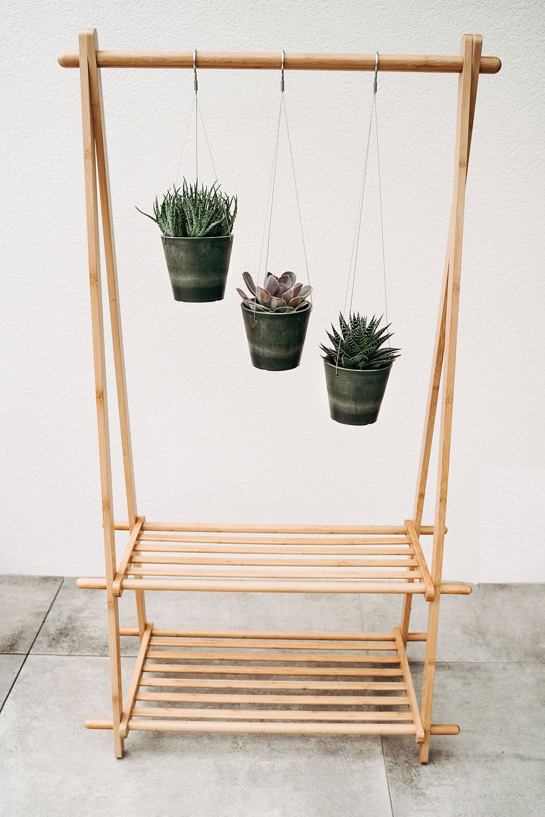 Plant Swing Frame aus Bambus mit hängenden Töpfen