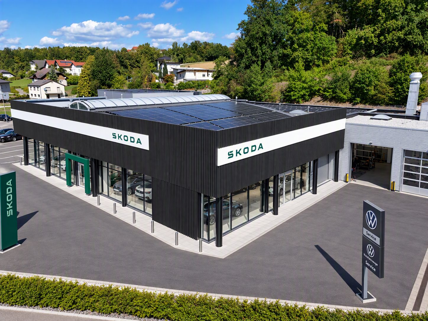 Autohaus Gmeiner – Škoda-Fassade mit Aluminiumlamellen und PV-Dach