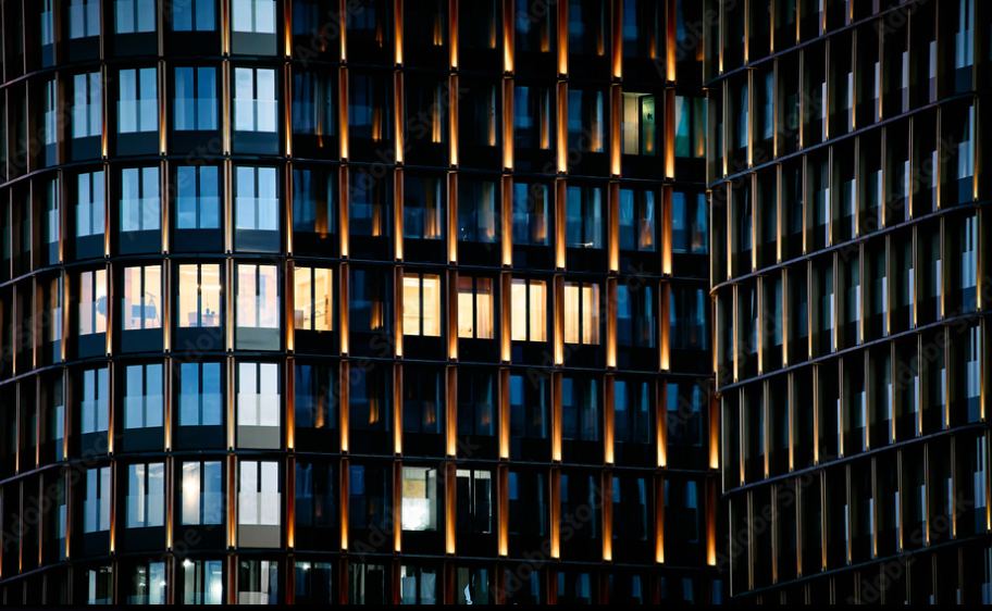 Hotelfassade mit beleuchteten Profilen