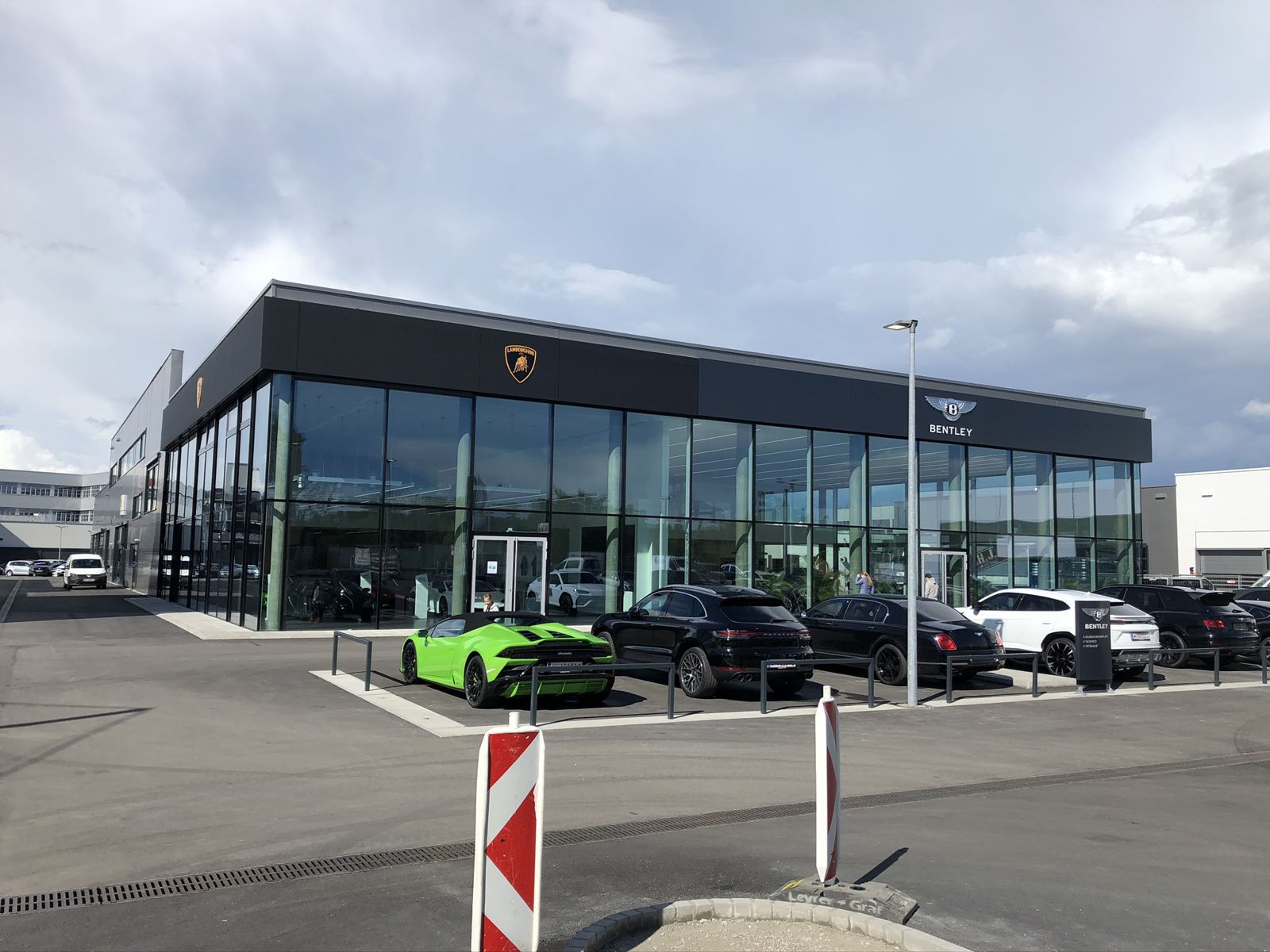 Lamborghini und Bentley Showroom