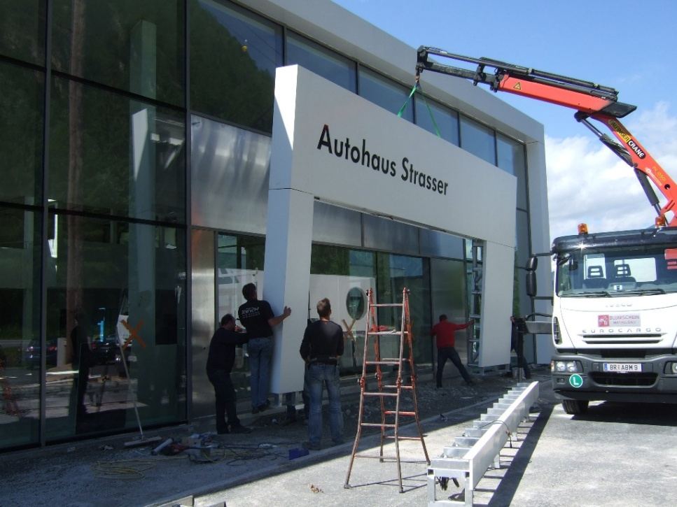Montage einer Fassade am Autohaus