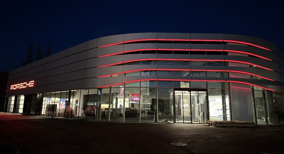 Porsche-Zentrum mit rot beleuchteter Alucobond-Fassade