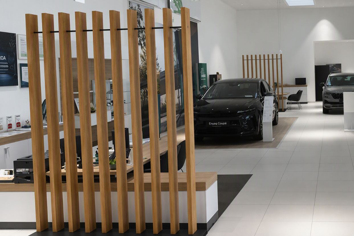 Showroom-Innenraum mit Holzlamellen und Stahl