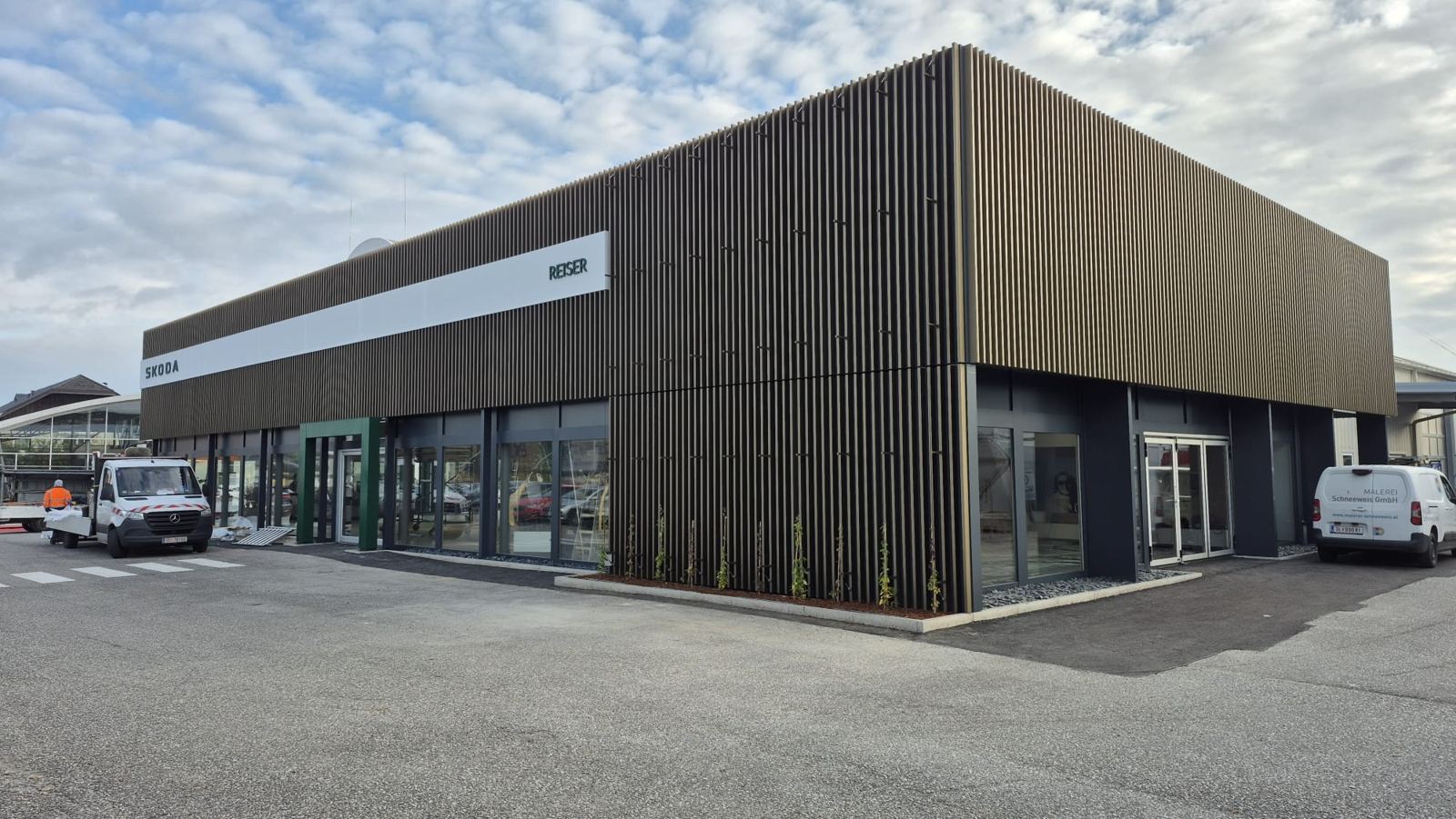 Škoda-Fassade mit Aluminiumlamellen
