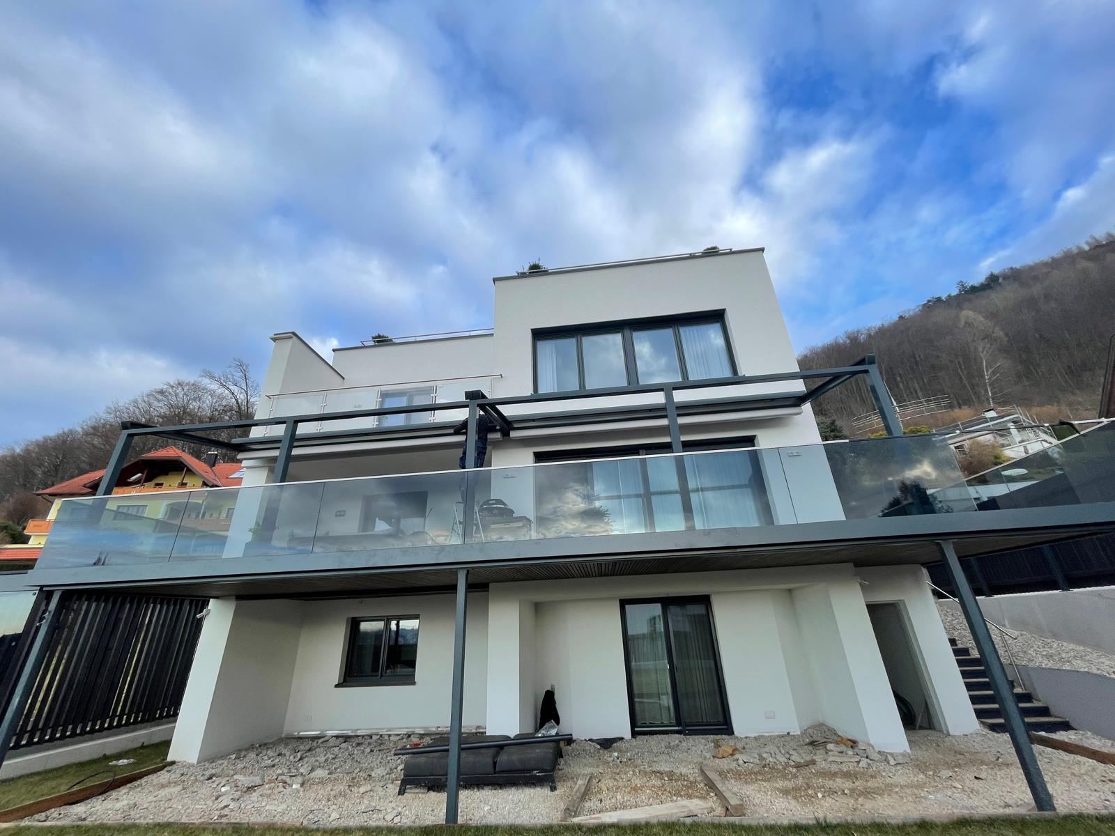 Wohnhaus mit neuem Balkon